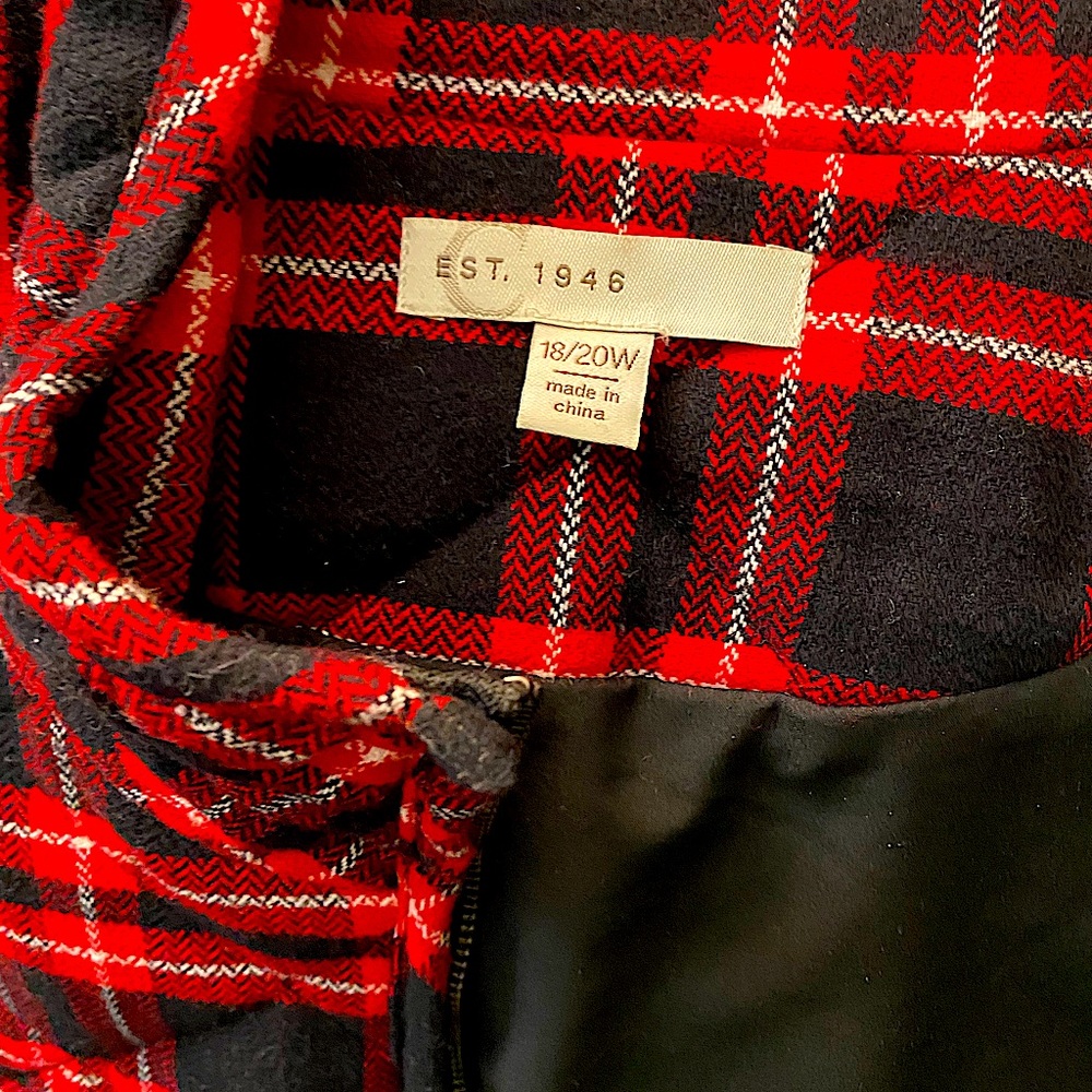 This is a like new lined plaid vest. It zips smoothly. Size 18/20w.
